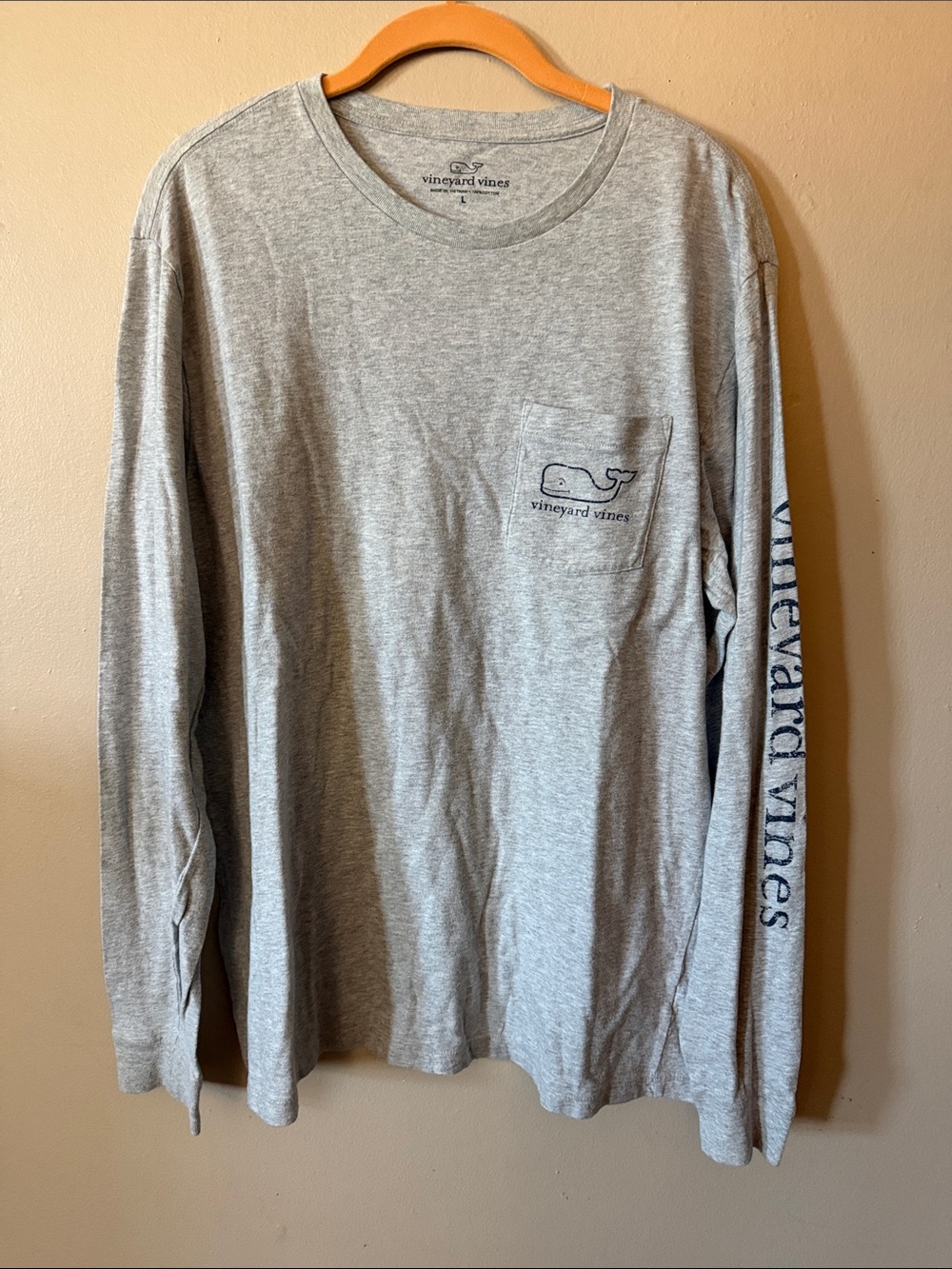 Vineyard Vines Men's Light Gray Long-Sleeve Pocket Tee with Navy Logo